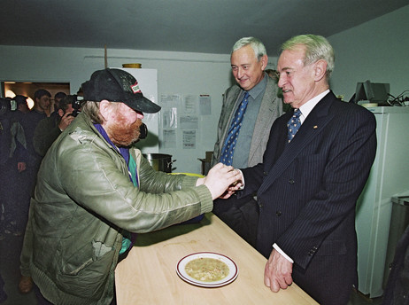 Bundespräsident Johannes Rau besucht die Kältenotübernachtung der Berliner Stadtmission